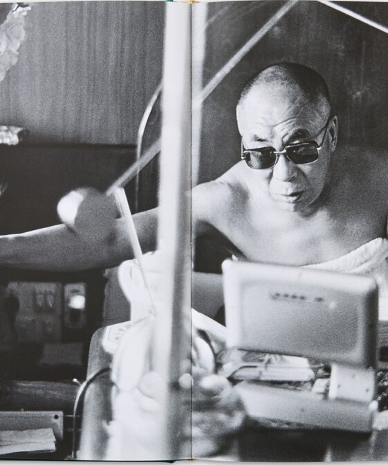 Alternative view of Dalai Lama - Fotografien von Manuel Bauer. 1990-2024